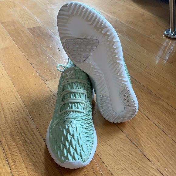 Woman’s ADIDAS athletic shoe size 10 ! - Picture 2 of 5